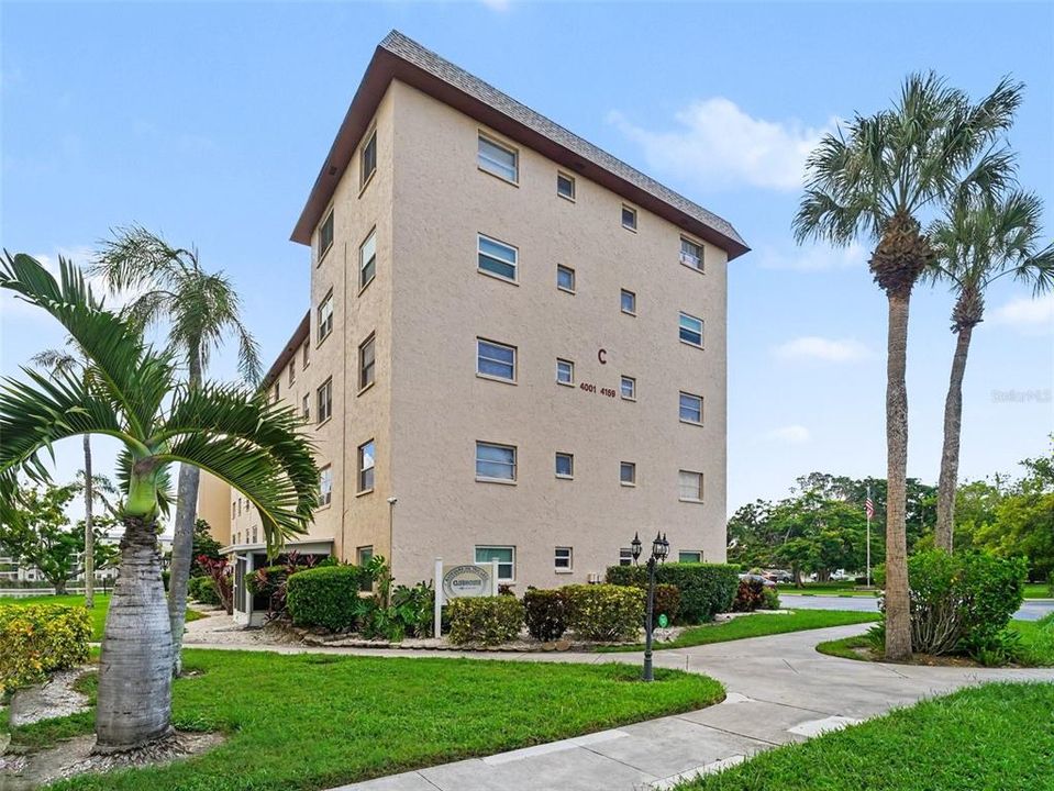 For Sale: $99,000 (2 beds, 1 baths, 912 Square Feet)