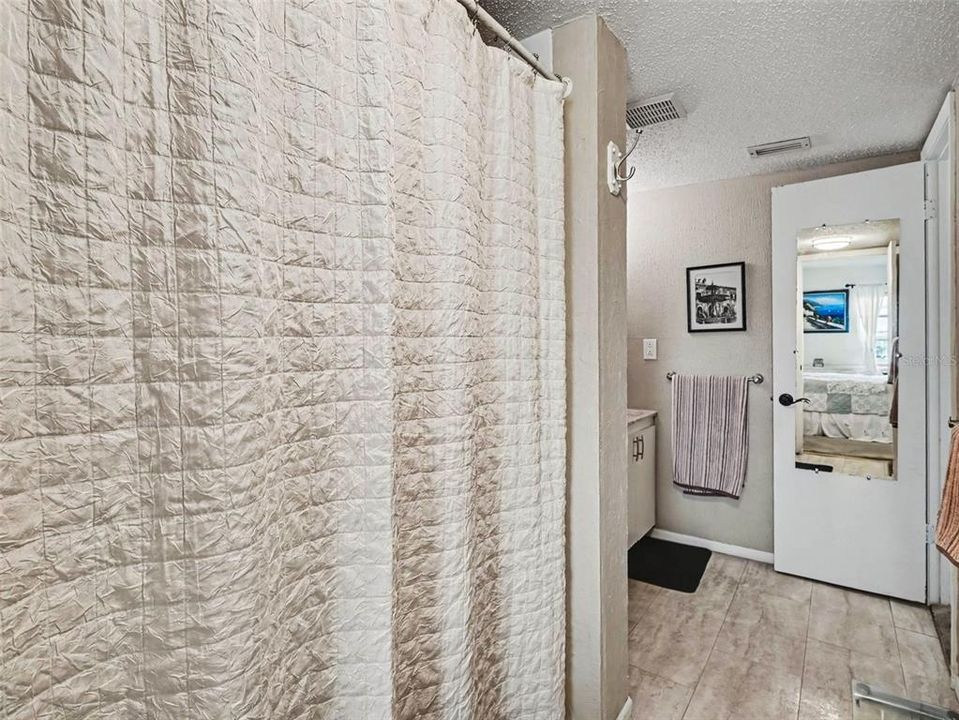 For Sale: $99,000 (2 beds, 1 baths, 912 Square Feet)
