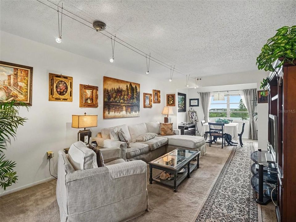 For Sale: $99,000 (2 beds, 1 baths, 912 Square Feet)