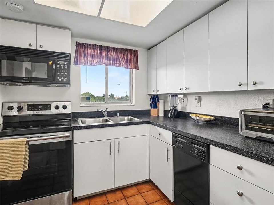 For Sale: $99,000 (2 beds, 1 baths, 912 Square Feet)