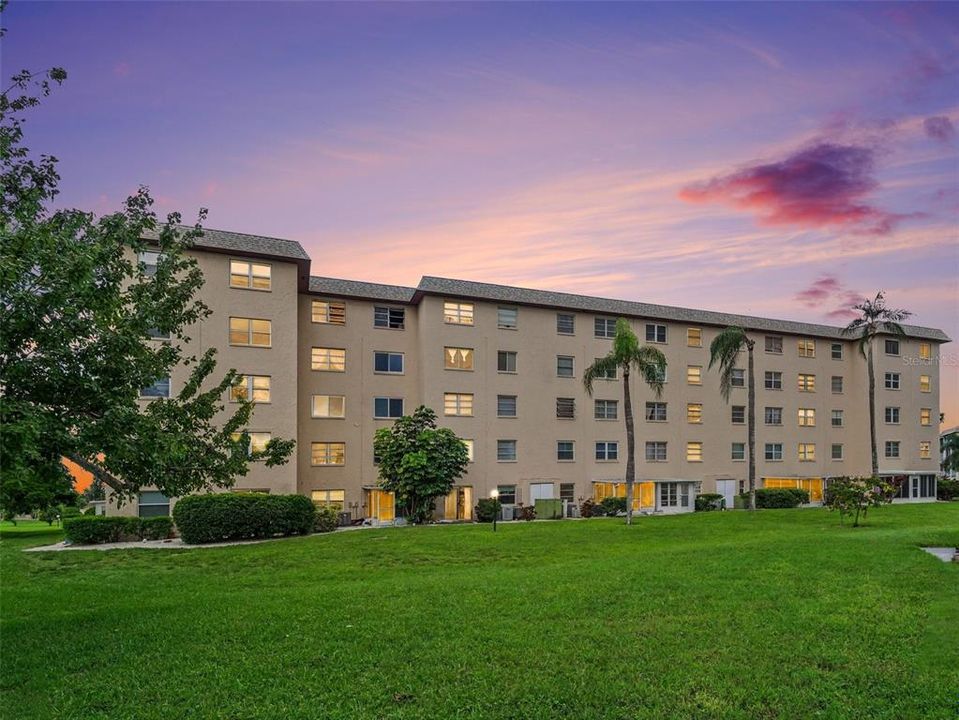 For Sale: $99,000 (2 beds, 1 baths, 912 Square Feet)
