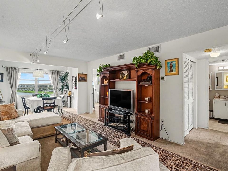 For Sale: $99,000 (2 beds, 1 baths, 912 Square Feet)