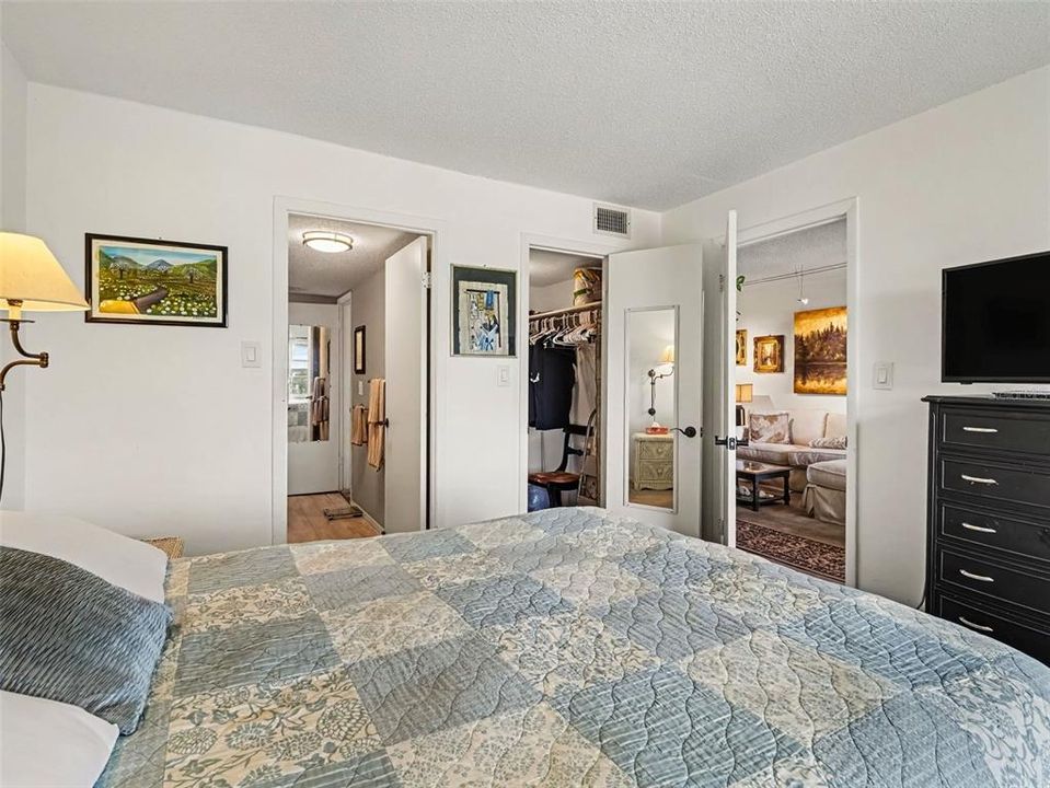For Sale: $99,000 (2 beds, 1 baths, 912 Square Feet)