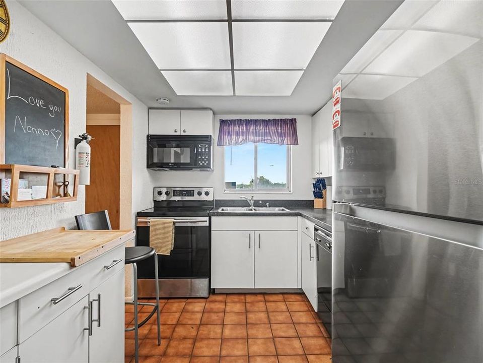 For Sale: $99,000 (2 beds, 1 baths, 912 Square Feet)