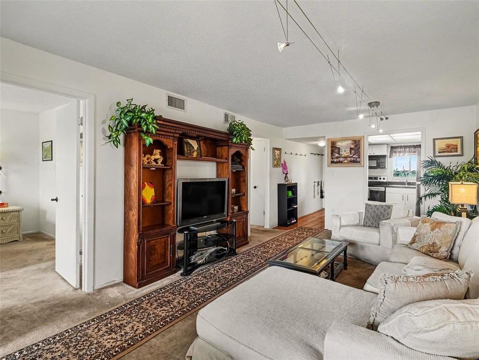 For Sale: $99,000 (2 beds, 1 baths, 912 Square Feet)