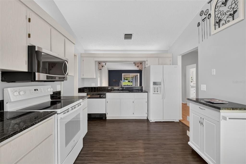 For Sale: $220,000 (3 beds, 2 baths, 1466 Square Feet)