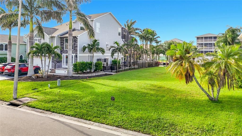 На продажу: $369,900 (0.16 acres)