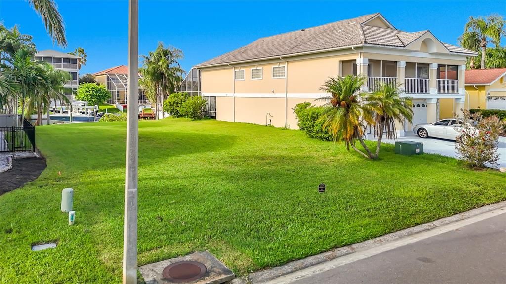 На продажу: $369,900 (0.16 acres)