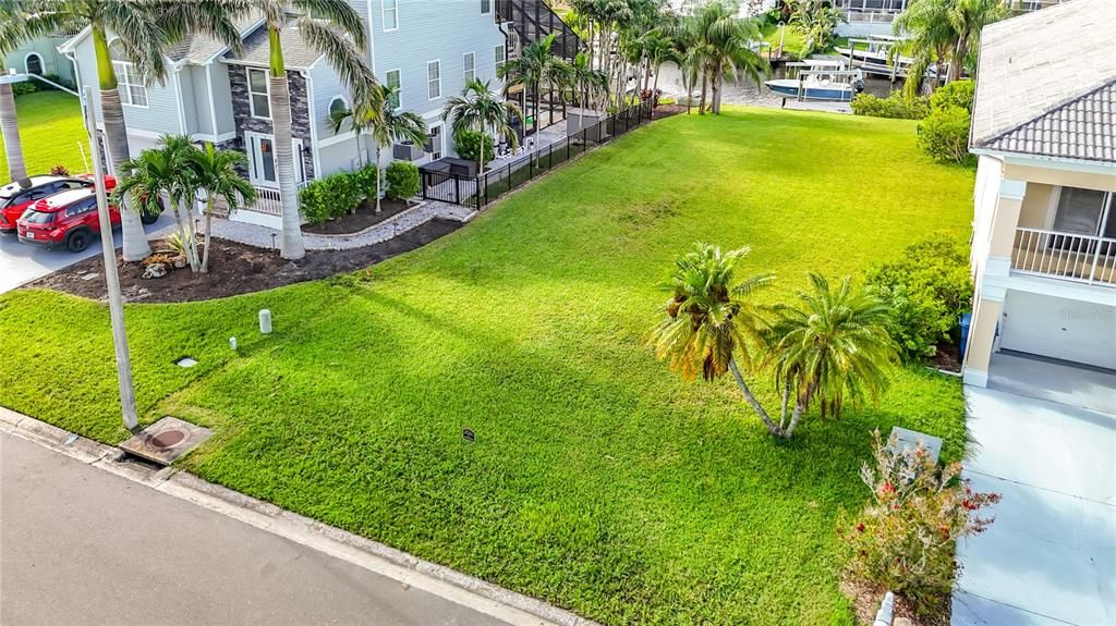На продажу: $369,900 (0.16 acres)
