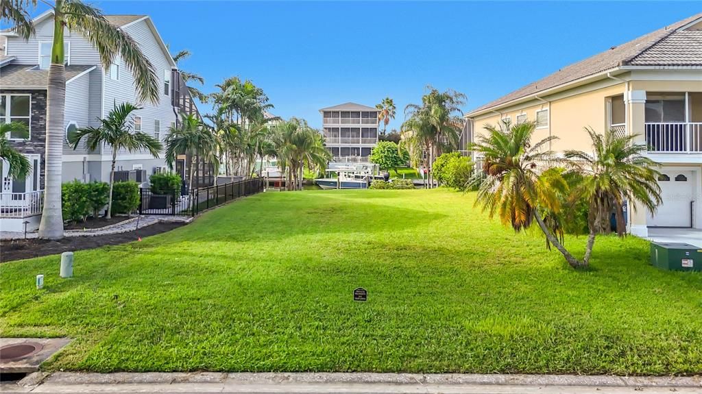 На продажу: $369,900 (0.16 acres)
