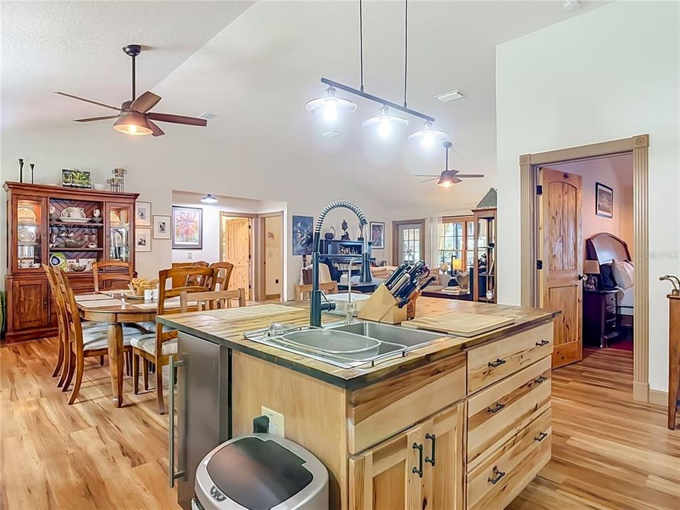 En Venta: $699,000 (3 camas, 2 baños, 1853 Pies cuadrados)
