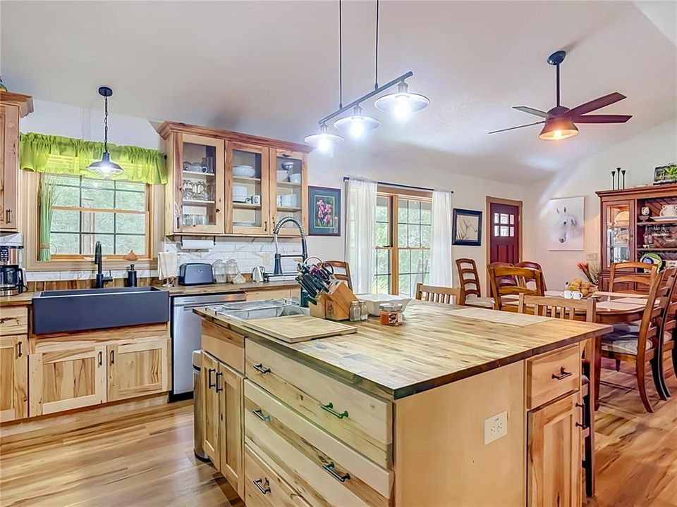 En Venta: $699,000 (3 camas, 2 baños, 1853 Pies cuadrados)