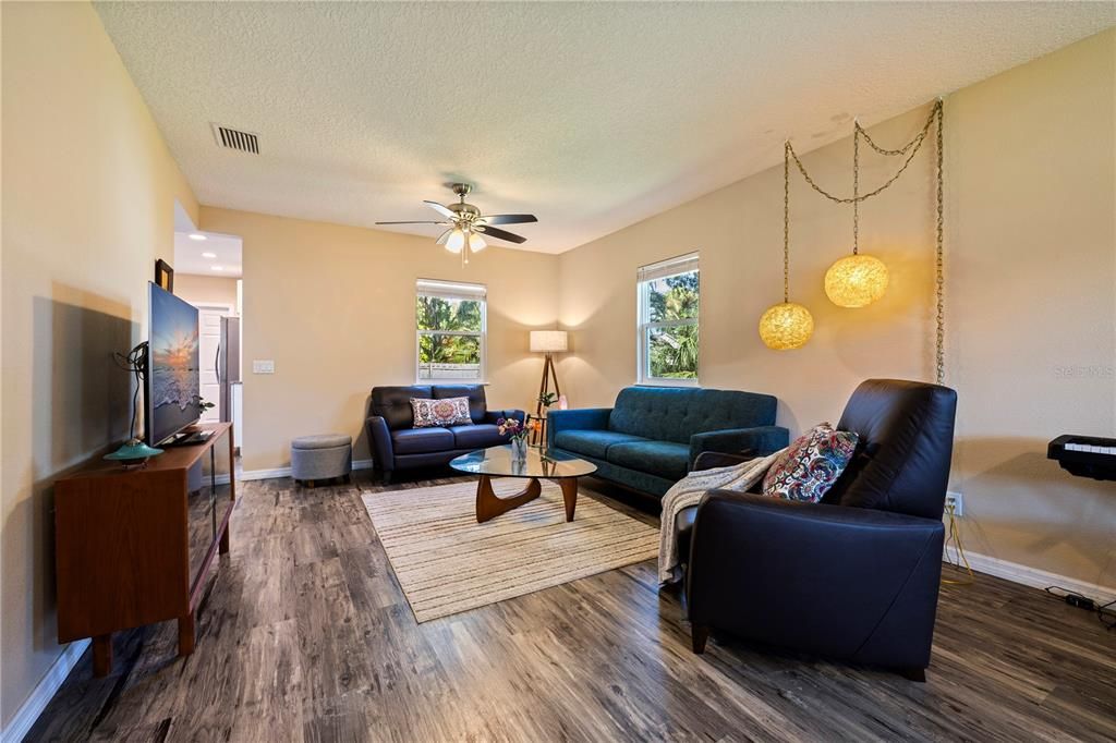 For Sale: $449,000 (2 beds, 2 baths, 1208 Square Feet)