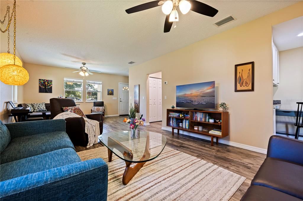 For Sale: $449,000 (2 beds, 2 baths, 1208 Square Feet)