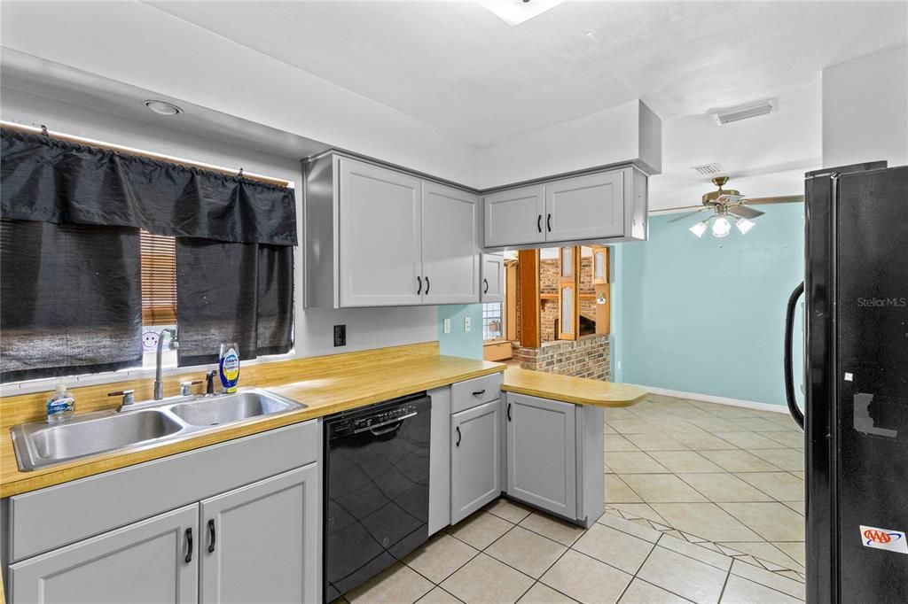 For Sale: $355,000 (4 beds, 2 baths, 1582 Square Feet)