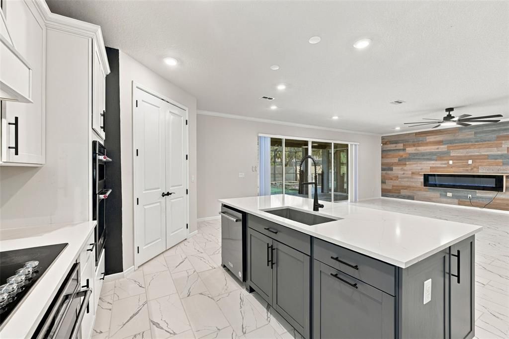 For Sale: $835,000 (7 beds, 5 baths, 4447 Square Feet)
