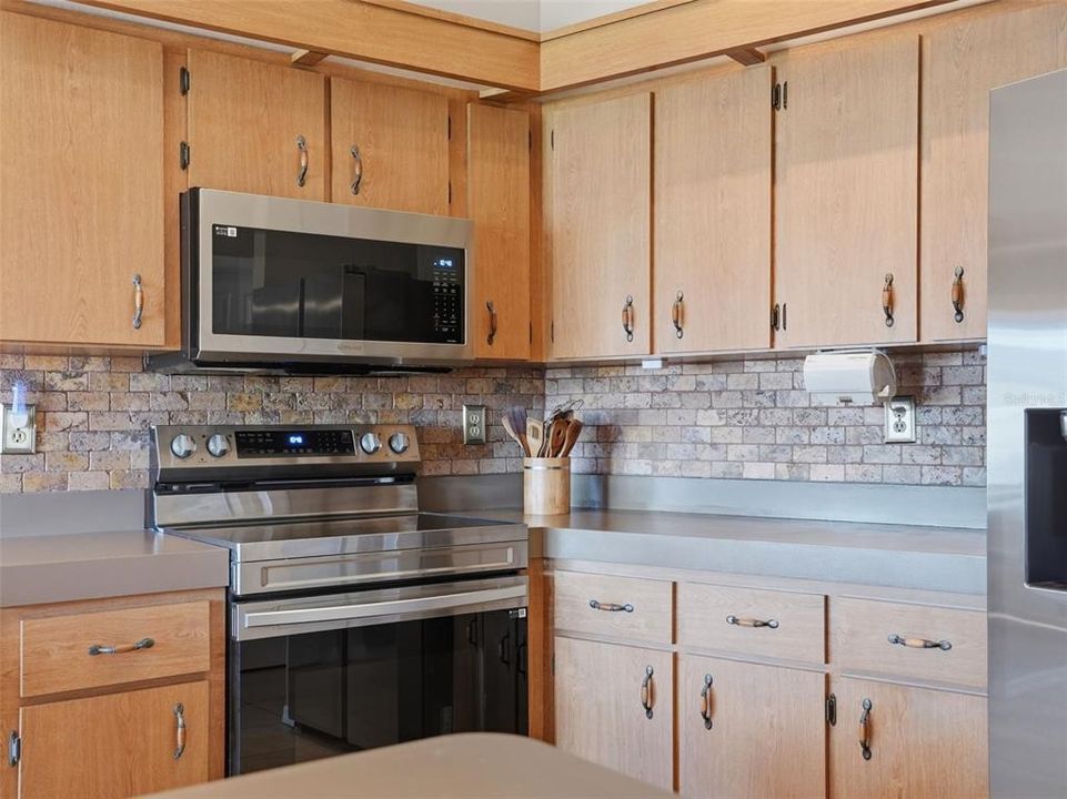 For Sale: $324,900 (3 beds, 2 baths, 1952 Square Feet)