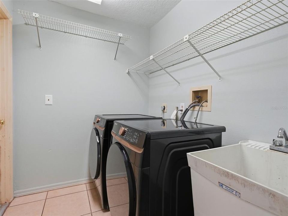 For Sale: $324,900 (3 beds, 2 baths, 1952 Square Feet)