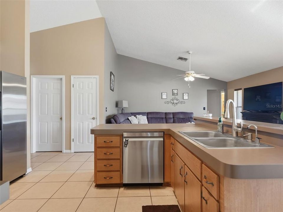 For Sale: $324,900 (3 beds, 2 baths, 1952 Square Feet)