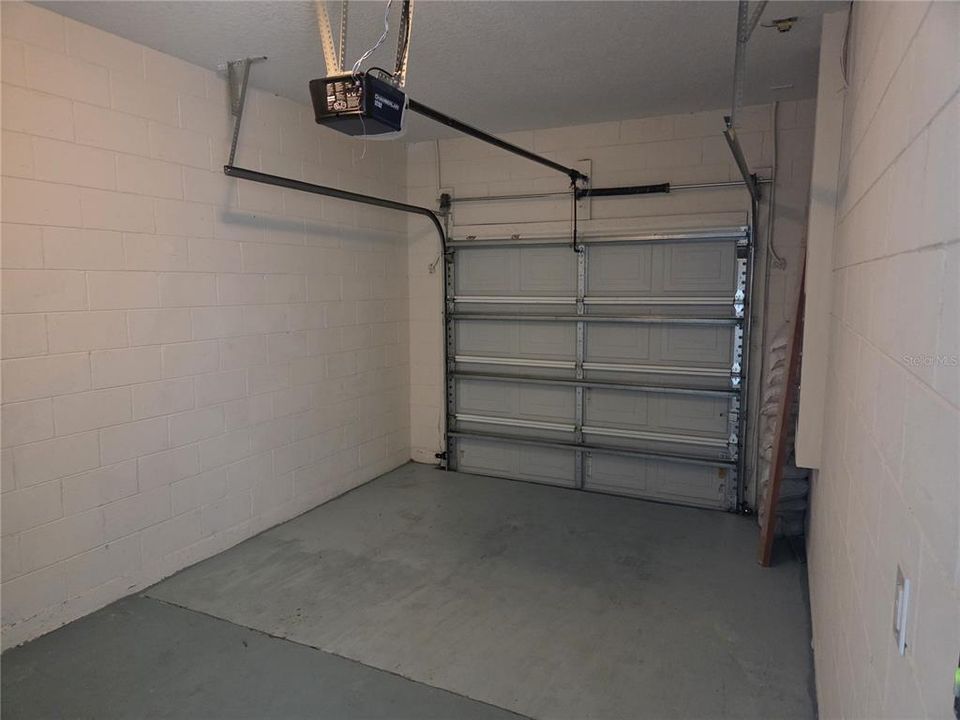 For Rent: $2,000 (3 beds, 3 baths, 1371 Square Feet)