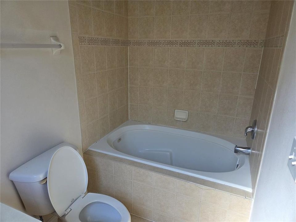 For Rent: $2,000 (3 beds, 3 baths, 1371 Square Feet)
