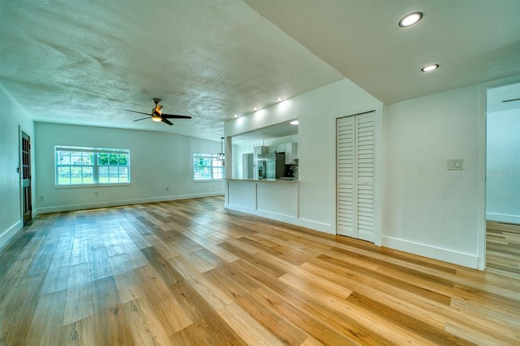 En Venta: $450,000 (4 camas, 3 baños, 1683 Pies cuadrados)