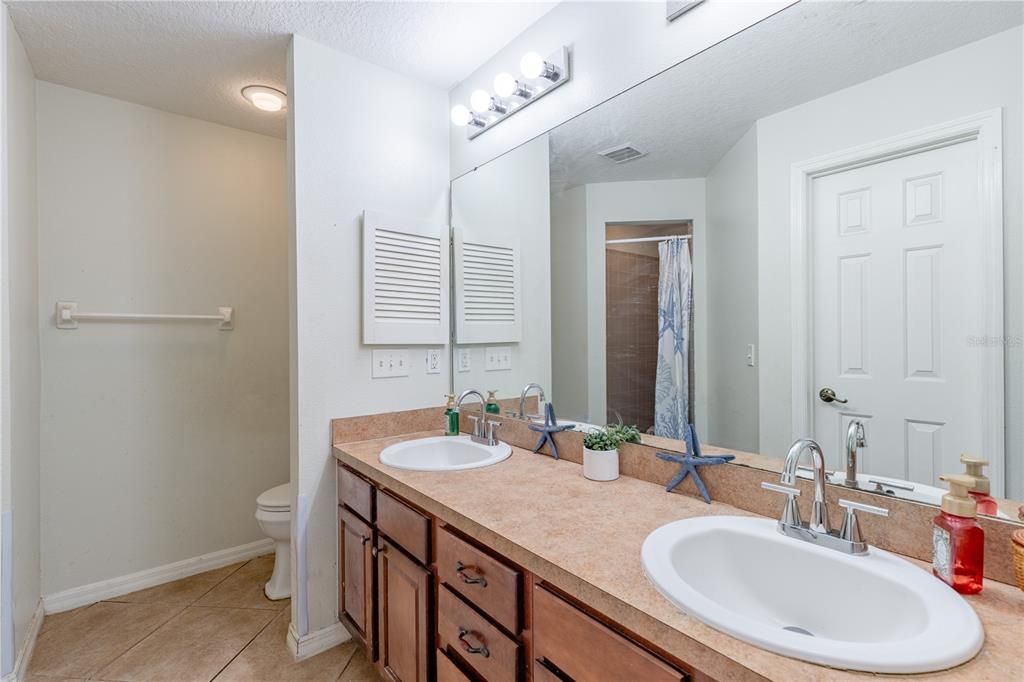 For Sale: $369,000 (5 beds, 3 baths, 2545 Square Feet)
