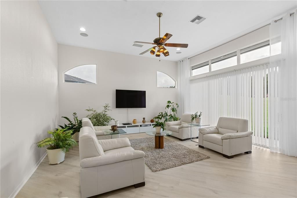 En Venta: $550,000 (3 camas, 3 baños, 3037 Pies cuadrados)