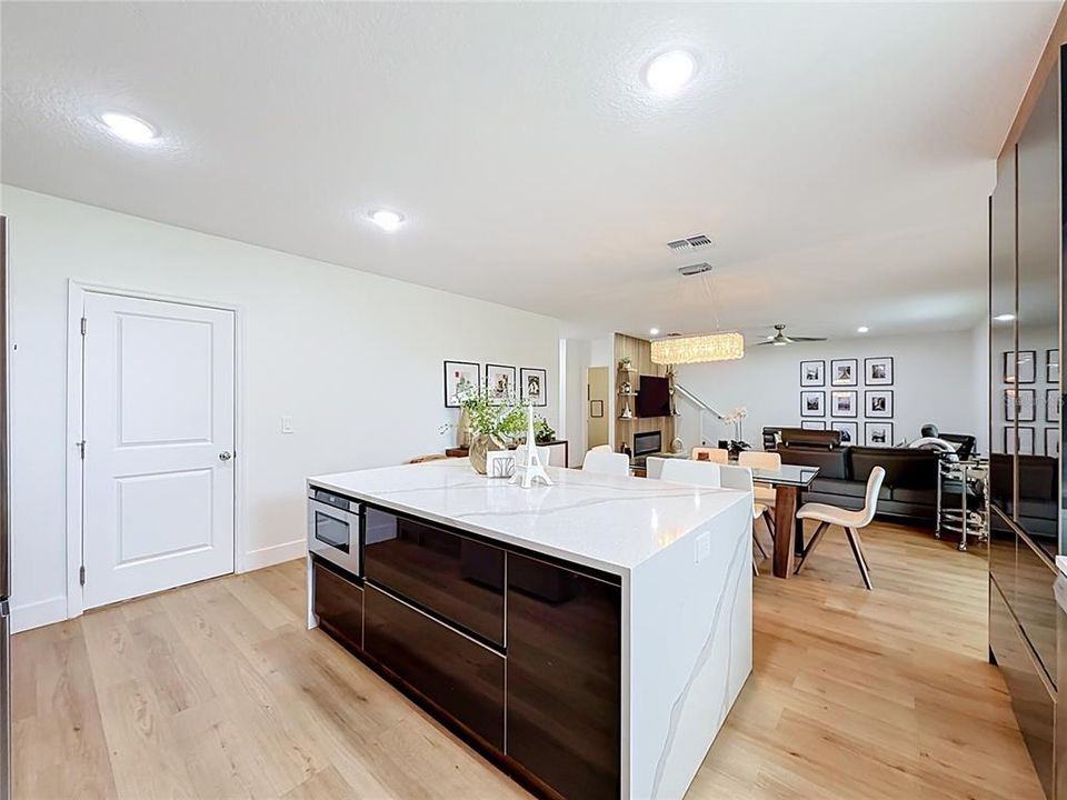 En Venta: $470,000 (4 camas, 2 baños, 2583 Pies cuadrados)