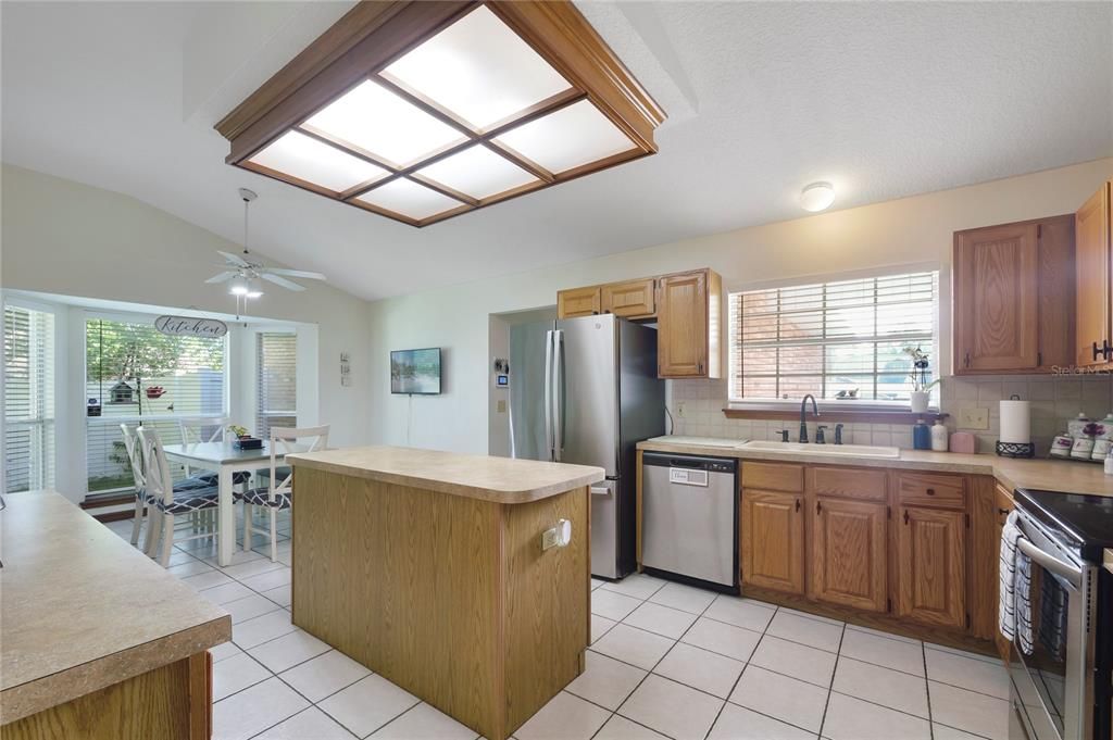 En Venta: $395,000 (4 camas, 2 baños, 1922 Pies cuadrados)