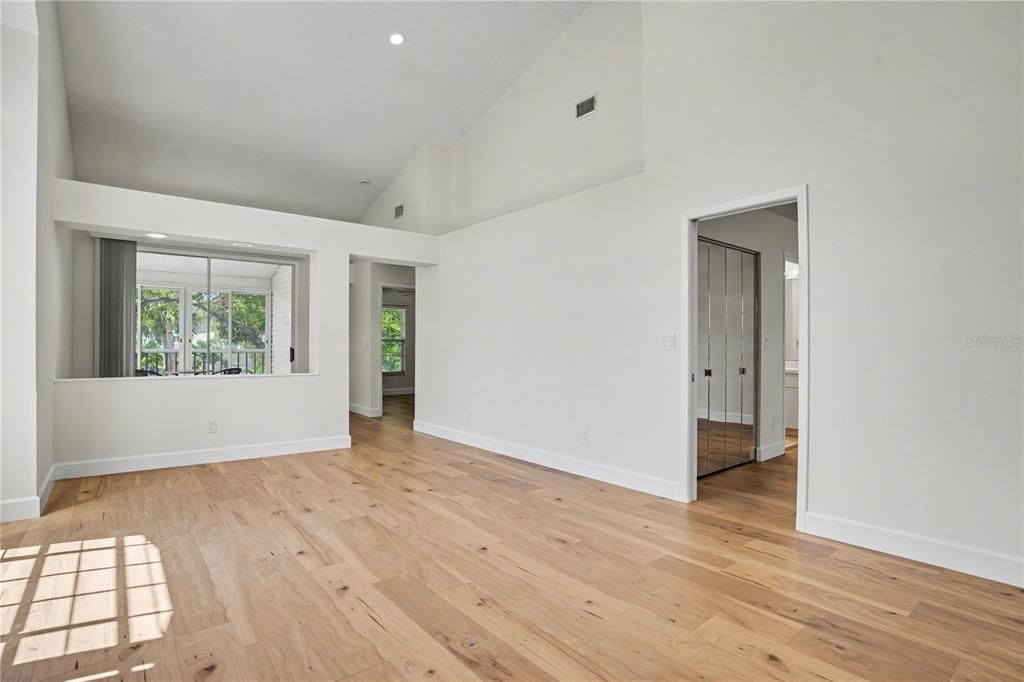 На продажу: $429,900 (2 спален, 2 ванн, 1030 Квадратных фут)