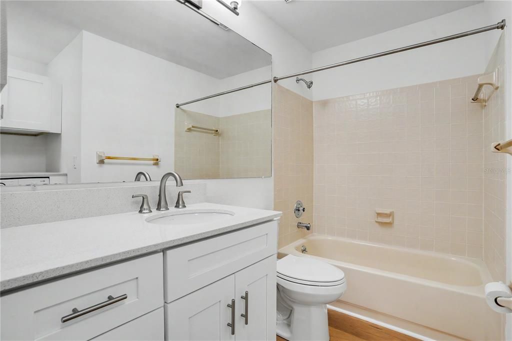 На продажу: $429,900 (2 спален, 2 ванн, 1030 Квадратных фут)