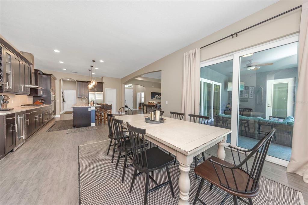 En Venta: $949,000 (4 camas, 3 baños, 3010 Pies cuadrados)
