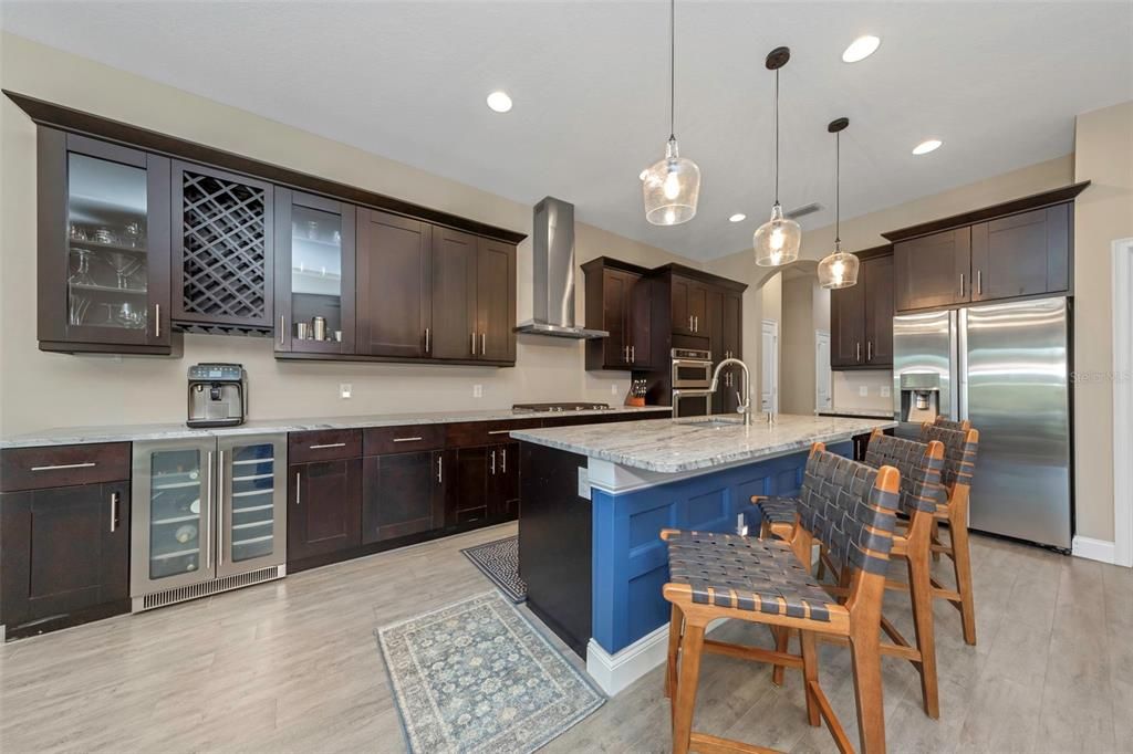 En Venta: $949,000 (4 camas, 3 baños, 3010 Pies cuadrados)