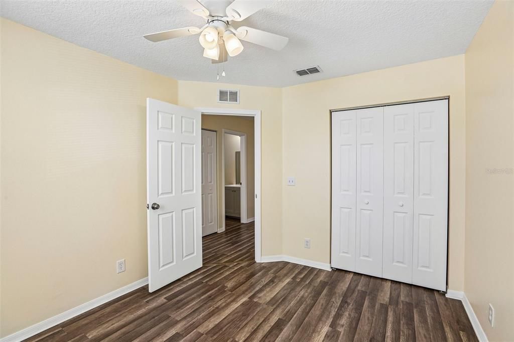 En Venta: $354,999 (4 camas, 3 baños, 1606 Pies cuadrados)