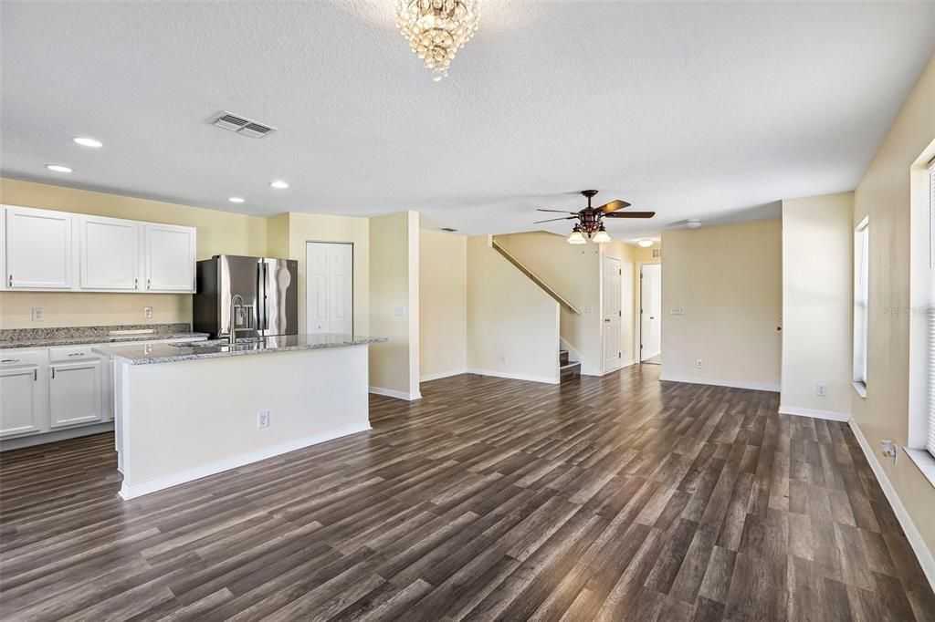 En Venta: $354,999 (4 camas, 3 baños, 1606 Pies cuadrados)