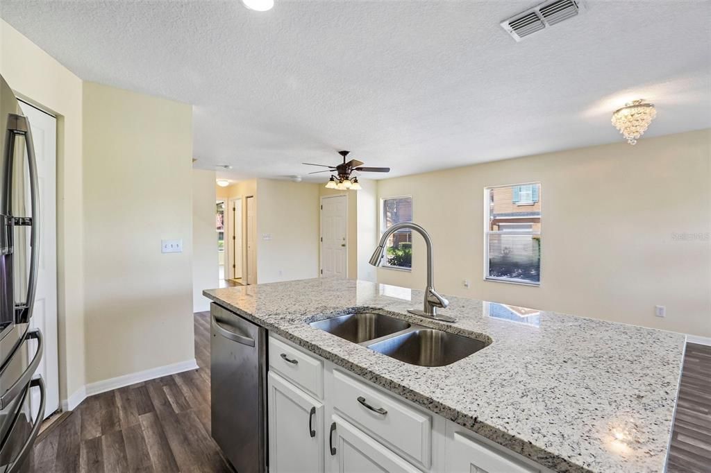 En Venta: $354,999 (4 camas, 3 baños, 1606 Pies cuadrados)
