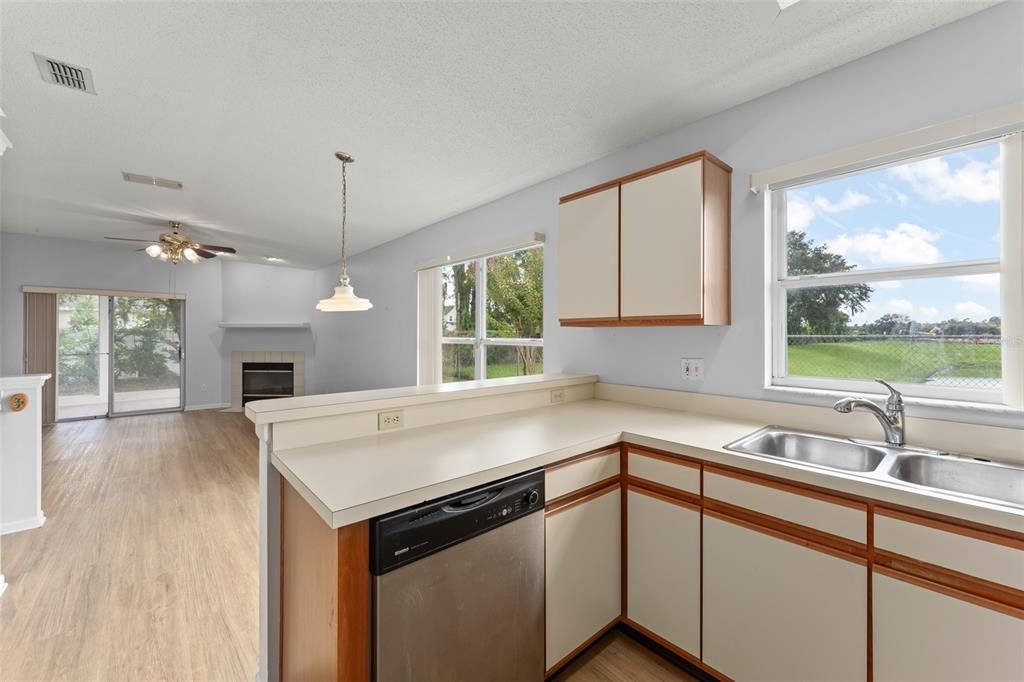 For Sale: $349,000 (3 beds, 2 baths, 1581 Square Feet)