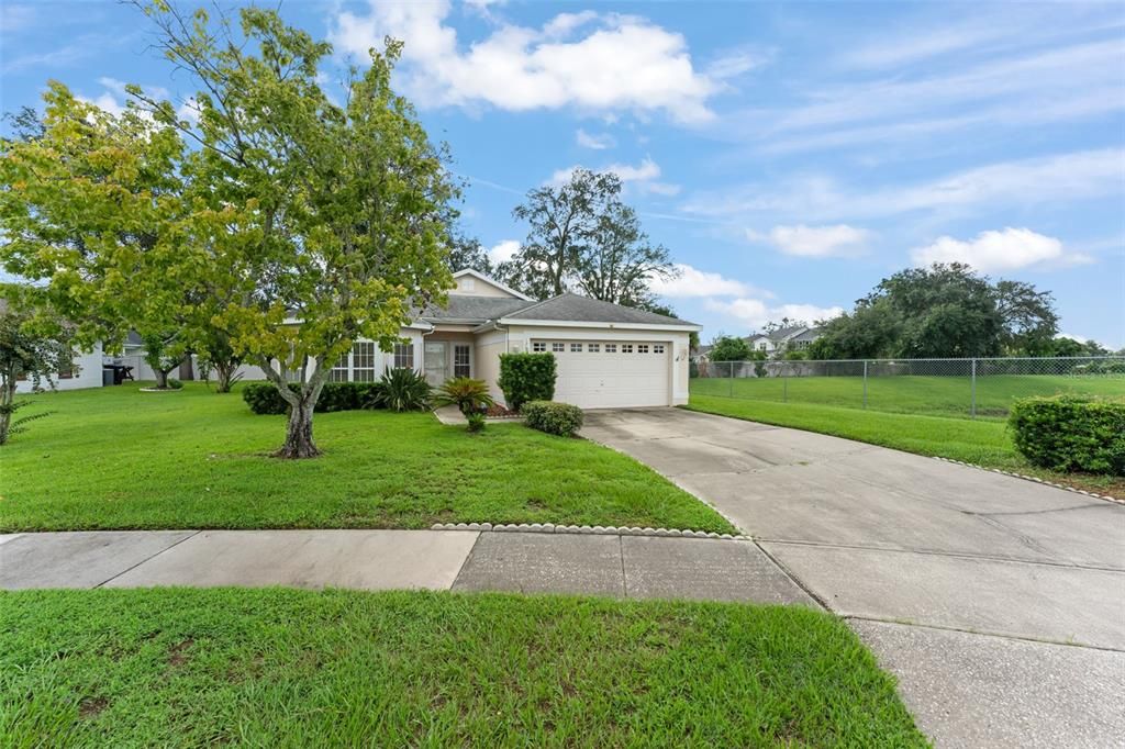 For Sale: $349,000 (3 beds, 2 baths, 1581 Square Feet)