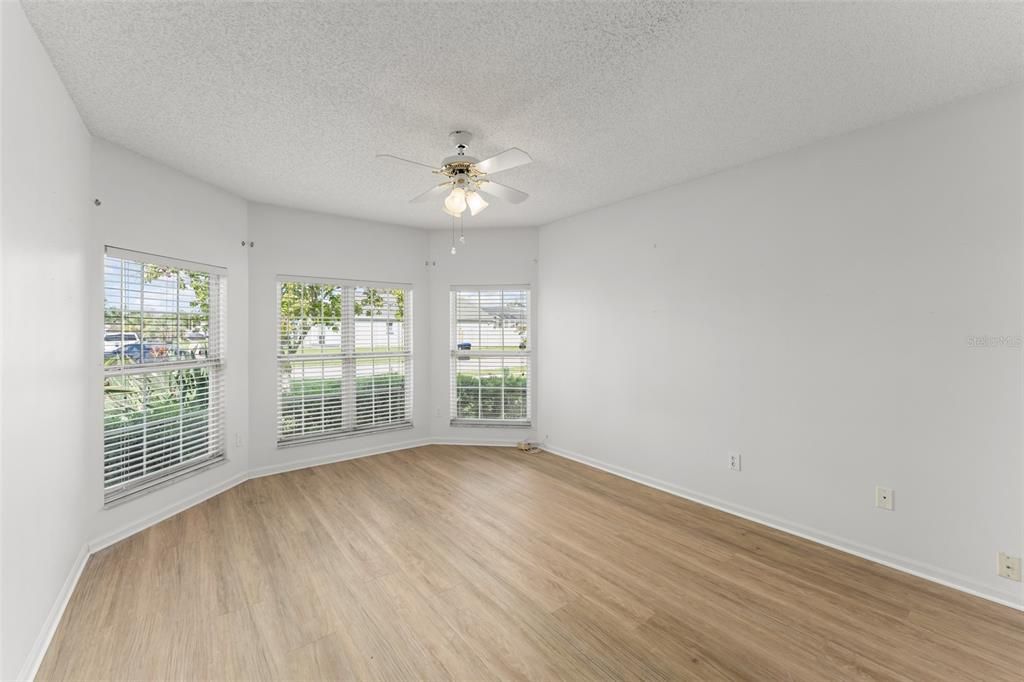 For Sale: $349,000 (3 beds, 2 baths, 1581 Square Feet)