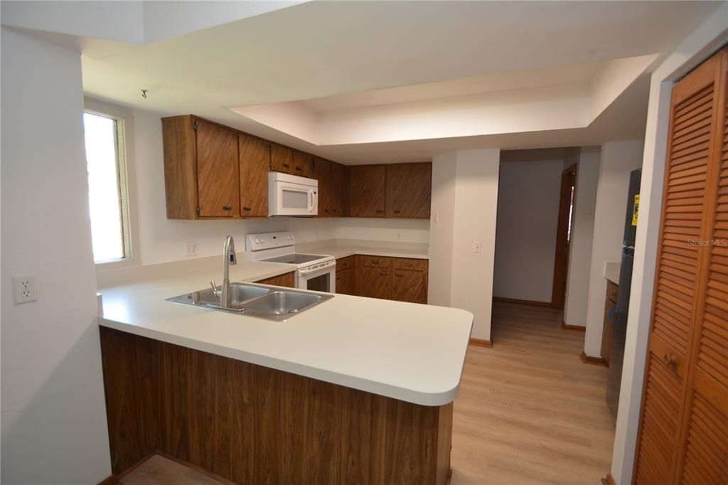 На продажу: $149,900 (2 спален, 2 ванн, 950 Квадратных фут)