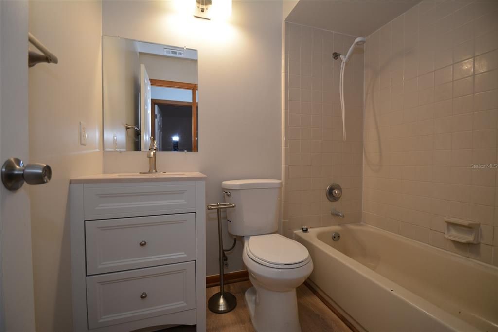 На продажу: $149,900 (2 спален, 2 ванн, 950 Квадратных фут)