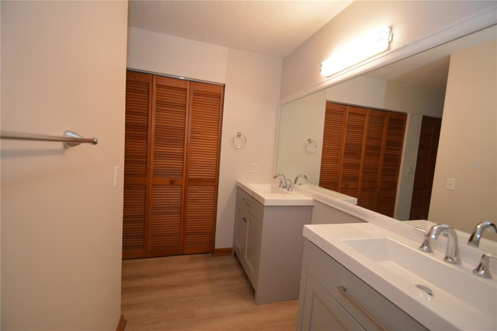 На продажу: $149,900 (2 спален, 2 ванн, 950 Квадратных фут)