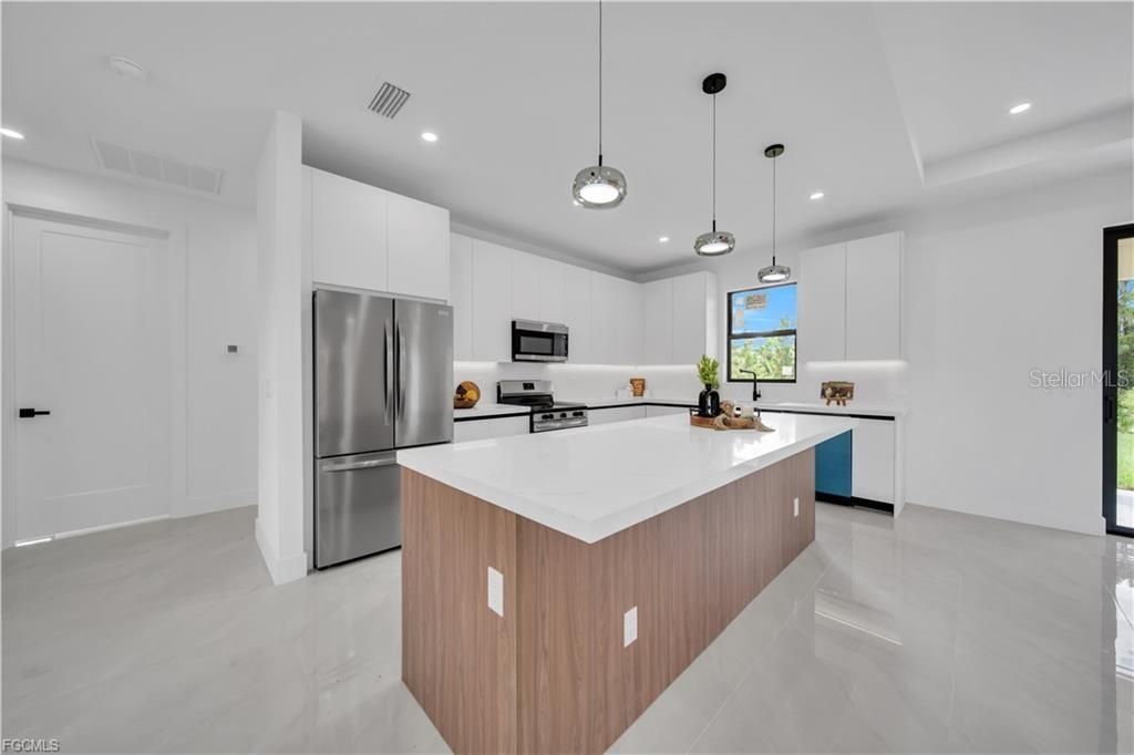 For Sale: $374,900 (4 beds, 3 baths, 1778 Square Feet)