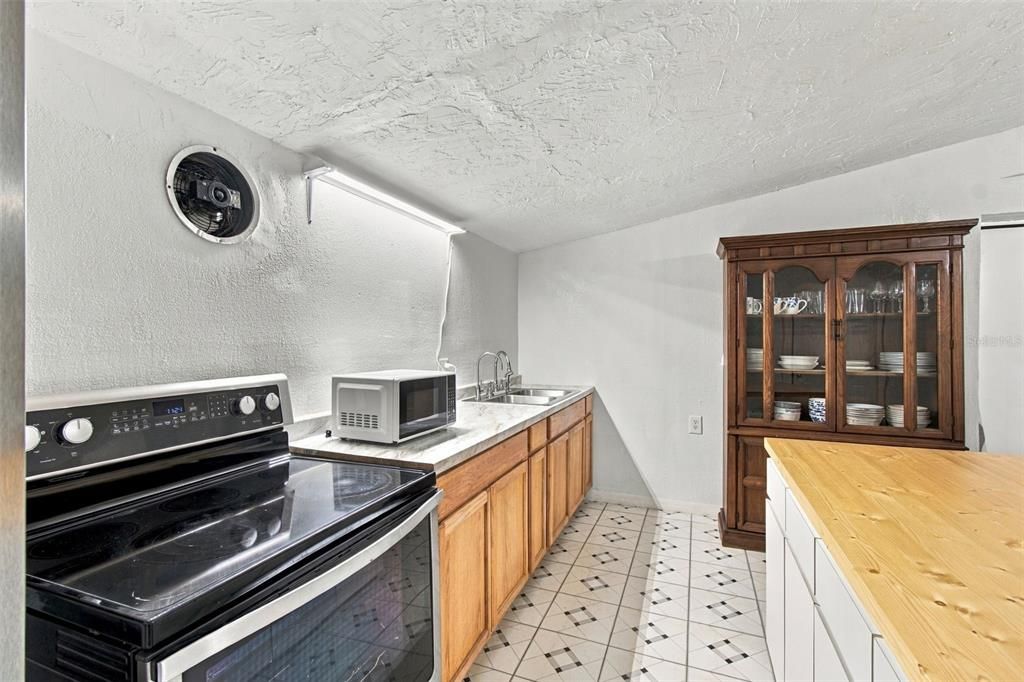 For Sale: $275,000 (3 beds, 2 baths, 1589 Square Feet)