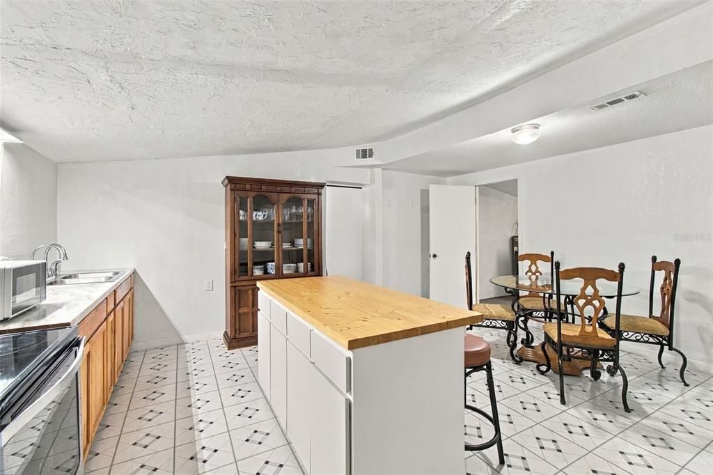 For Sale: $275,000 (3 beds, 2 baths, 1589 Square Feet)