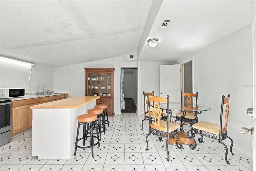 For Sale: $275,000 (3 beds, 2 baths, 1589 Square Feet)