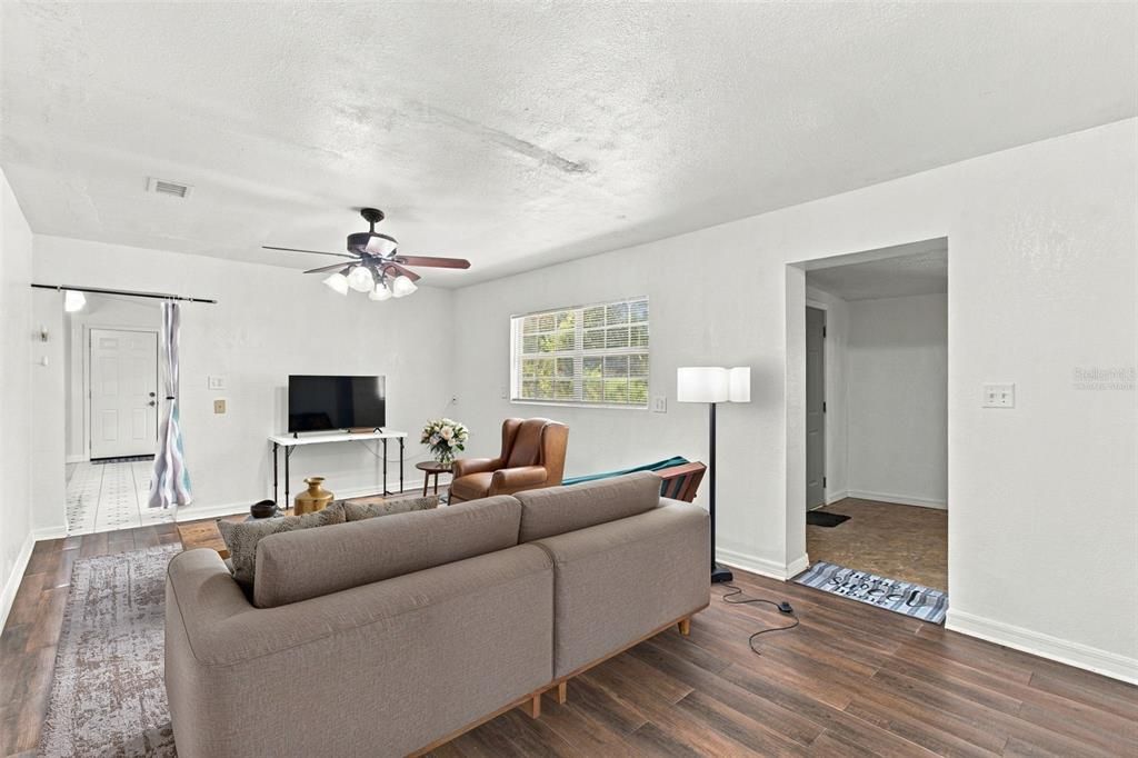 For Sale: $275,000 (3 beds, 2 baths, 1589 Square Feet)