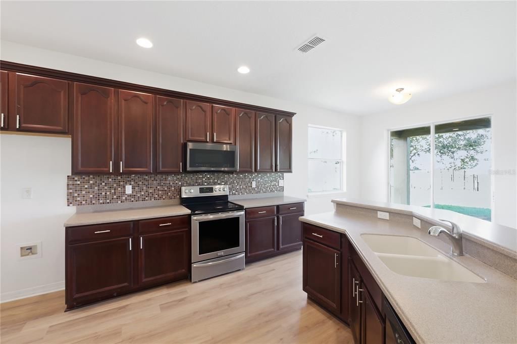 For Sale: $435,000 (4 beds, 3 baths, 2753 Square Feet)