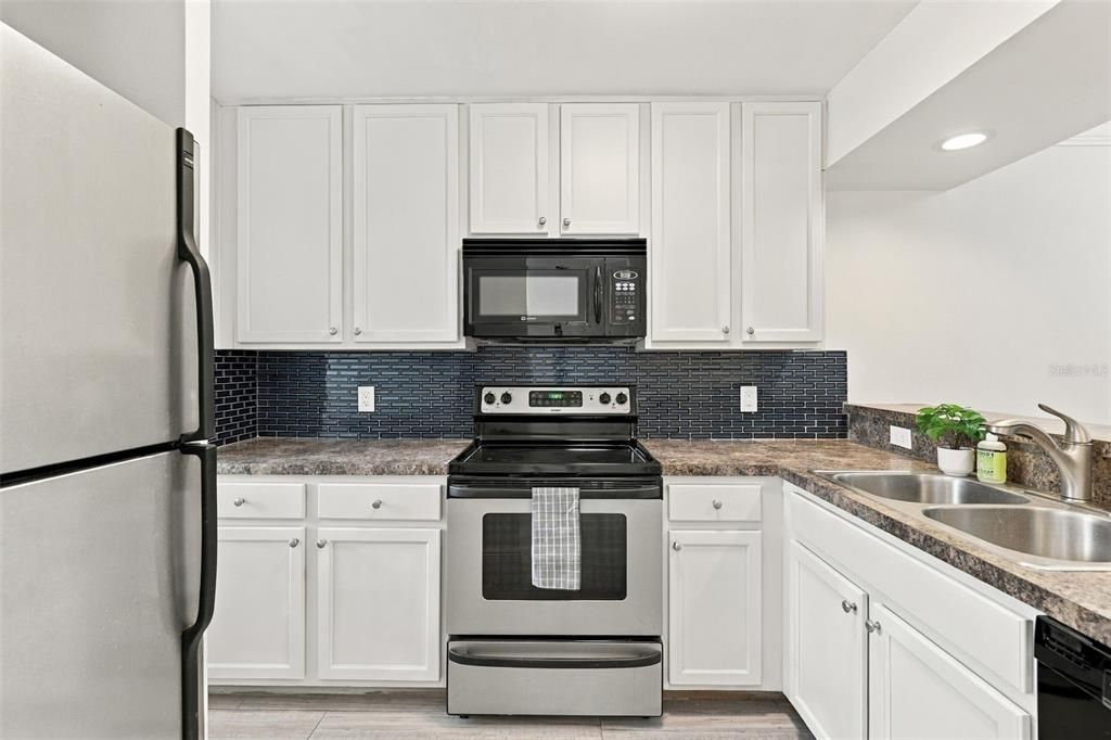 For Sale: $294,900 (2 beds, 2 baths, 890 Square Feet)